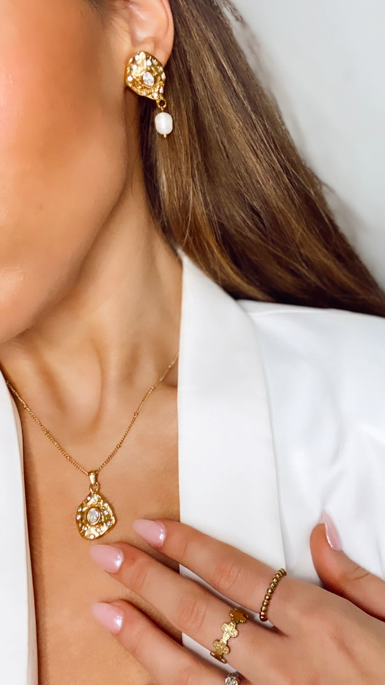 Oyster Pearl Zirconia Necklace